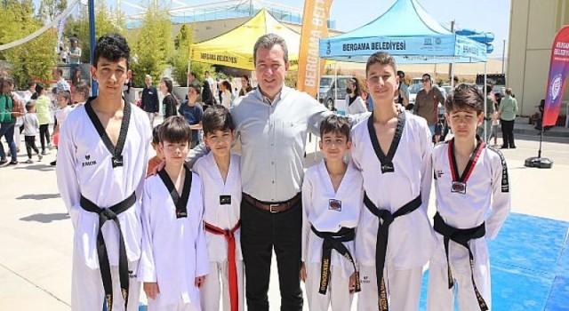 Bergamalı çocuklar 23 Nisan’a özel şenlikle Pazar tatilini eğlenerek geçirdi