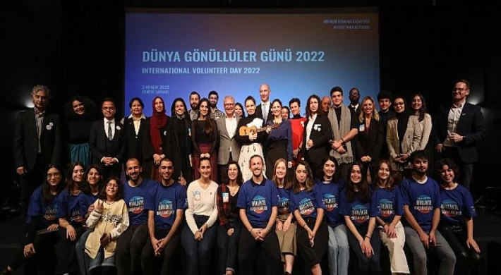 Nil Karaibrahimgil Dünya Gönüllüleri İçin Söyledi: “UYAN ANNE”