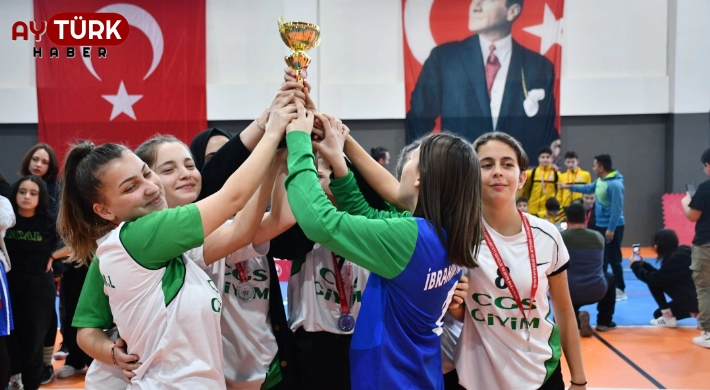 TÜRAM LİSESİ OKULLAR ARASI FUTSAL TURNUVASINDA BİRİNCİ OLDU