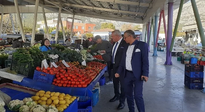 Başkan Topaloğlu’ndan pazar esnafına ziyaret