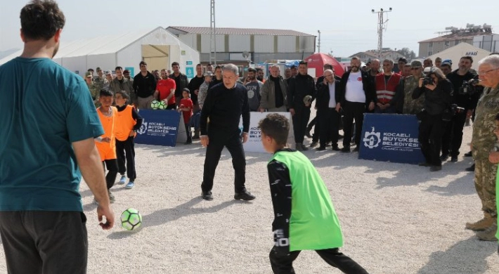 Bakan Akar çocuklarla futbol oynadı