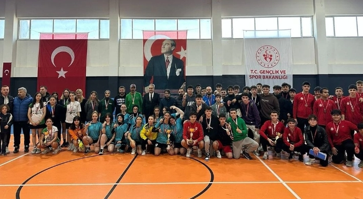 Futsal Turnuvası'nda kazanan takımlar ödüllendirildi