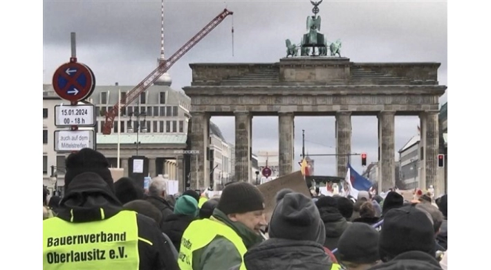 Almanya'da çiftçiler binlerce traktörle Berlin'de caddeyi trafiğe kapattı