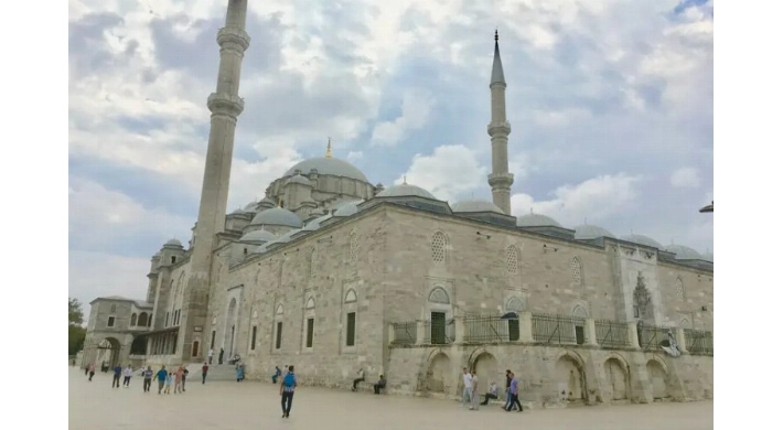 Fatih Camii’nde provokatif saldırı!