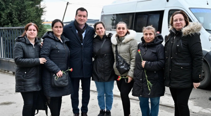 Bora Balcıoğlu, 8 Mart Dünya Emekçi Kadınlar Günü'nde Fabrika İşçisi Kadınlarla Servise Bindi