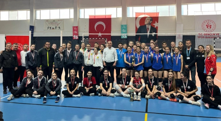 Gençler Firizbi ve Voleybol Alanında Yeteneklerini Sergiliyor
