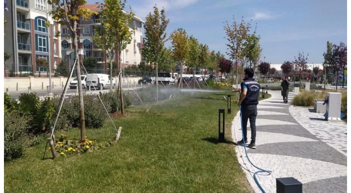 Silivri Belediyesi Park ve Sosyal Tesislerde Düzenli İlaçlama Çalışması Yürütüyor