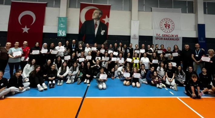 Voleybol Sahasında Anneler ve Çocuklar Bir Araya Geldi