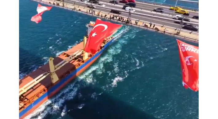 İstanbul’un üç köprüsüne Türk Bayrağı asıldı