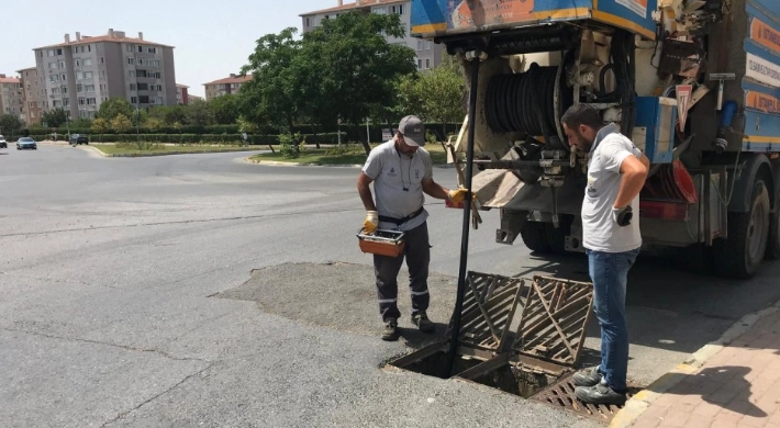 Silivri’de Yağmur Suyu Izgaralarında Temizlik Çalışmaları Devam Ediyor