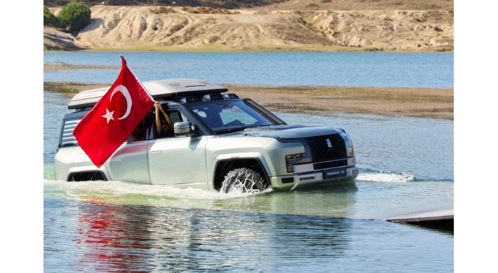 Bu arabalar hem yüzüyor, hem etrafında dönüyor, hem de zıplıyor!