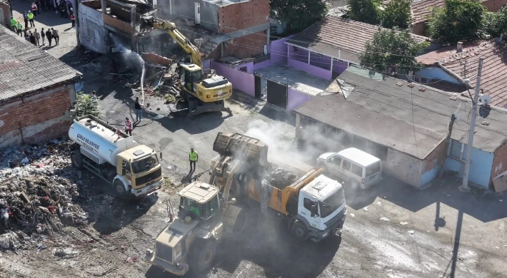 Çorlu’da metruk binalar yıkılıyor