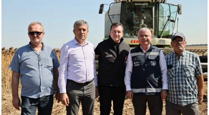 Gazitepe’de 60 Dekar Alanda Yağlık Ayçiçeği Hasadı Gerçekleştirildi