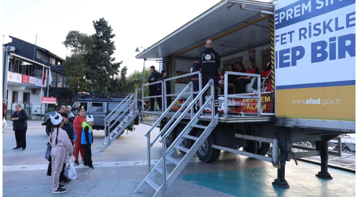 Silivri’de Deprem Bilinci Etkinliği: AFAD Simülasyon TIR’ı Sahilde Ziyarete Açıldı
