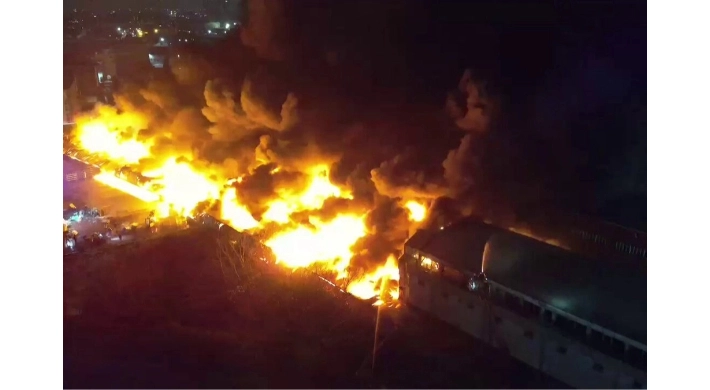 Esenyurt’ta nalbur deposunda yangın!