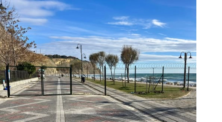 BOŞNAKBAHÇE SAHİLİNDE KAYA DÜŞMESİ RİSKİ: GİRİŞLER KAPATILIYOR