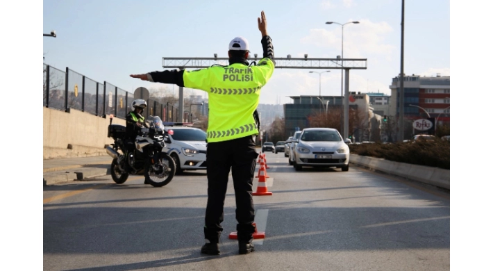 Trafikte yeni dönem başladı! Cezalar katlandı, ehliyete el koyma ve iptal şartları ağırlaştı