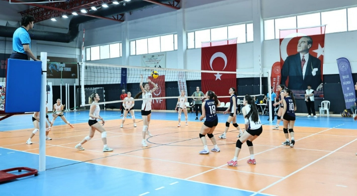Başkan Balcıoğlu, TOKİ Cumhuriyet Anadolu Lisesi ve Final Okulları arasında oynanan voleybol maçına katıldı