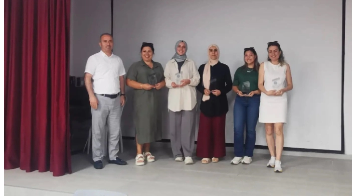 EĞİTİMİN GENÇ NEFERLERİNE ANLAMLI UĞURLAMA: SİLİVRİ DEĞİRMENKÖY’DE PLAKET GURURU!
