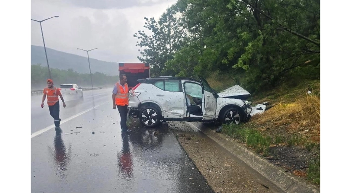 Yağış nedeniyle savrulan otomobil kaza yaptı