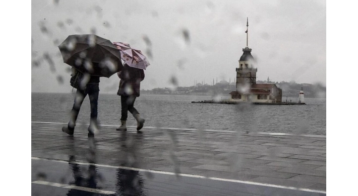 İstanbul Valiliği uyardı... Yağışlı sistem geliyor, sıcaklıklar 4 ila 6 derece düşecek