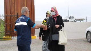 Büyükşehirden arife günü mezarlıklarda çiçek dağıtımı