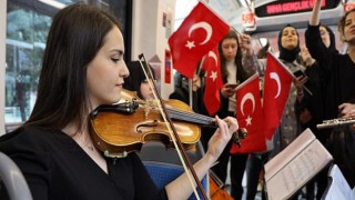 Tramvayda 19 Mayıs coşkusu