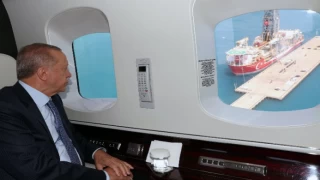 Cumhurbaşkanı Erdoğan havadan inceledi... Erdoğan gemide brifing alıyor