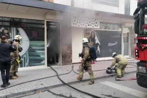 Bayrampaşa'da çanta üretimi yapan iş yerinde yangın