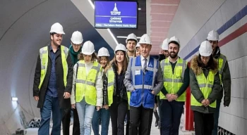 Başkan Tunç Soyer İzmir’in yeni metrosunda üniversite öğrencileriyle buluştu