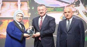 Emine Erdoğan’dan Başkan Büyükakın’a teşekkür plaketi