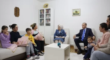 Cumhurbaşkanı Erdoğan’dan depremzede aileye ziyaret