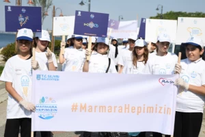 Silivrili öğrenciler Marmara Denizi'nde kıyı temizliği yaptı