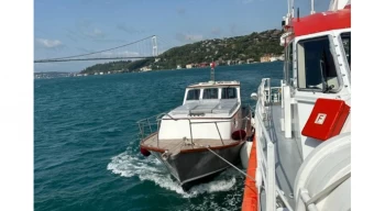 İstanbul açıklarında sürüklenen tekne kurtarıldı