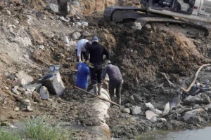 Değirmenköy'de gölet suyu borusu onarıldı