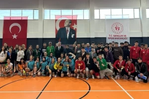 Futsal Turnuvası'nda kazanan takımlar ödüllendirildi