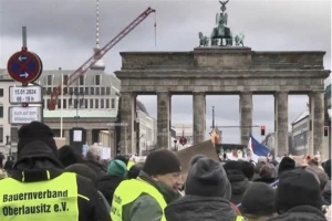 Almanya'da çiftçiler binlerce traktörle Berlin'de caddeyi trafiğe kapattı