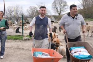 Fenomen taksici Hamdi, Silivri'de köpek barınağını ziyaret etti