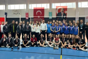 Gençler Firizbi ve Voleybol Alanında Yeteneklerini Sergiliyor
