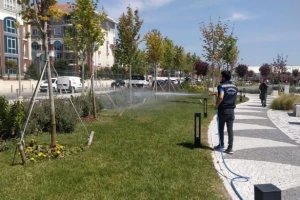 Silivri Belediyesi Park ve Sosyal Tesislerde Düzenli İlaçlama Çalışması Yürütüyor