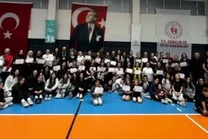 Voleybol Sahasında Anneler ve Çocuklar Bir Araya Geldi