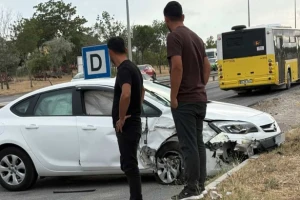 İETT 300D Otobüsü ve otomobil arasında Kaza