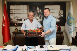 Başkan Balcıoğlu’na Sezonun İlk Hasat Hediyesi