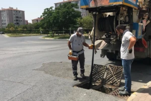 Silivri’de Yağmur Suyu Izgaralarında Temizlik Çalışmaları Devam Ediyor