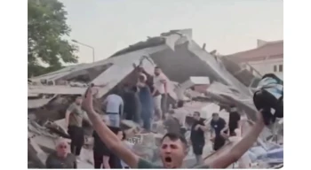 Sındırgı’da bir bina yıkıldı