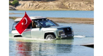 Bu arabalar hem yüzüyor, hem etrafında dönüyor, hem de zıplıyor!