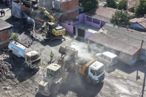 Çorlu’da metruk binalar yıkılıyor