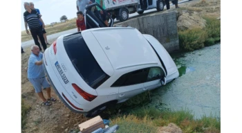 Keşan Yayla Köyü sahilinde otomobil su kanalına düştü
