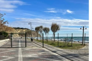 BOŞNAKBAHÇE SAHİLİNDE KAYA DÜŞMESİ RİSKİ: GİRİŞLER KAPATILIYOR