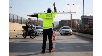 Trafikte yeni dönem başladı! Cezalar katlandı, ehliyete el koyma ve iptal şartları ağırlaştı